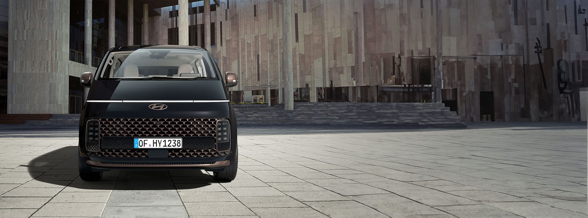 Staria schwarz front_kom.jpg