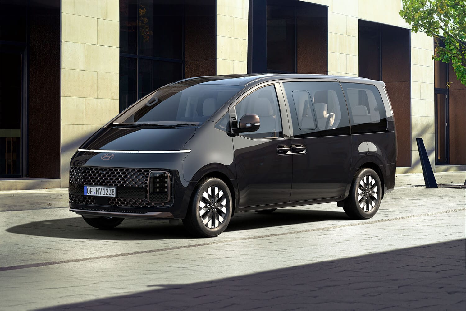 Staria front schwarz_kom.jpg