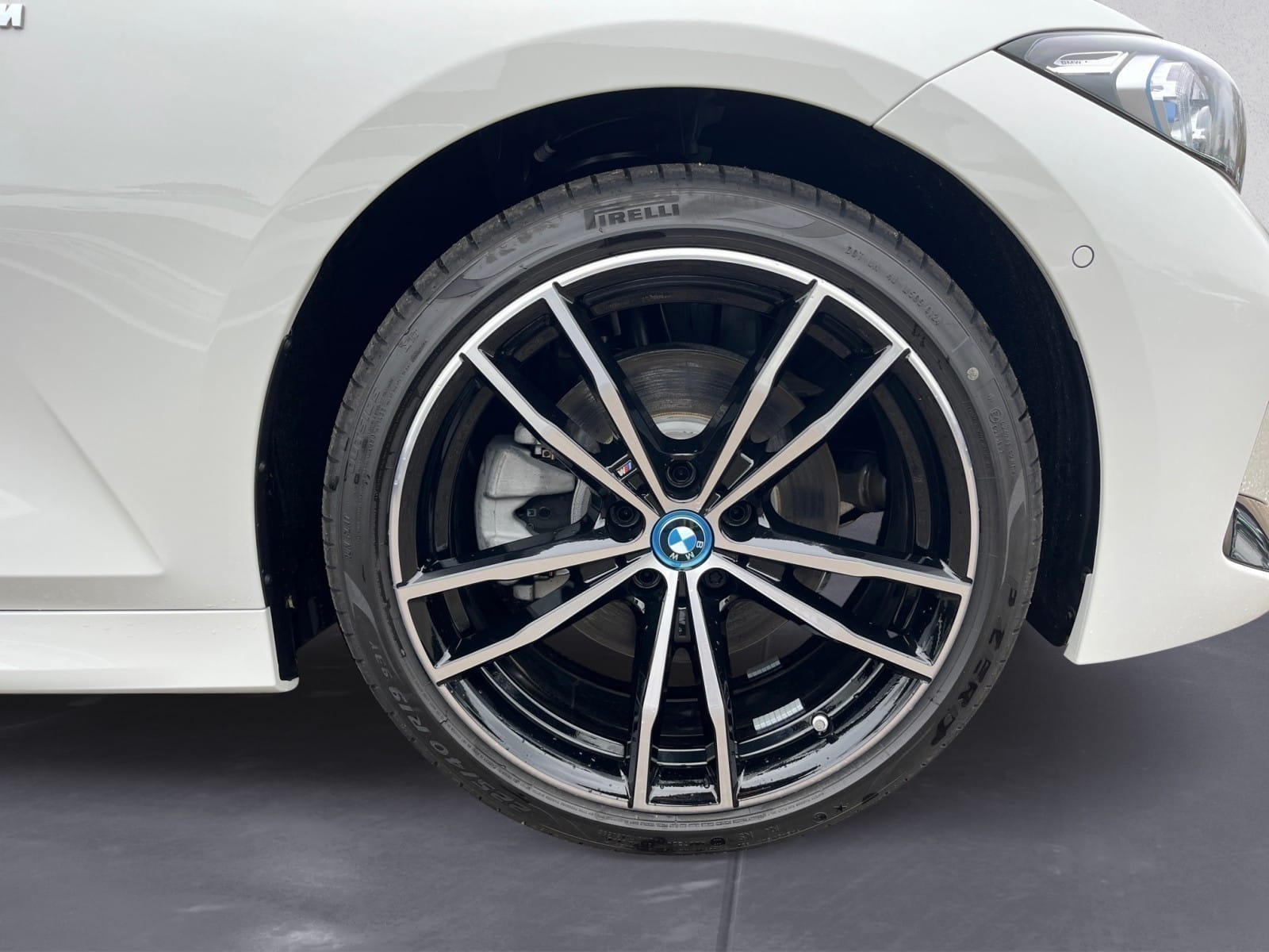 BMW - 330e xDrive Limousine